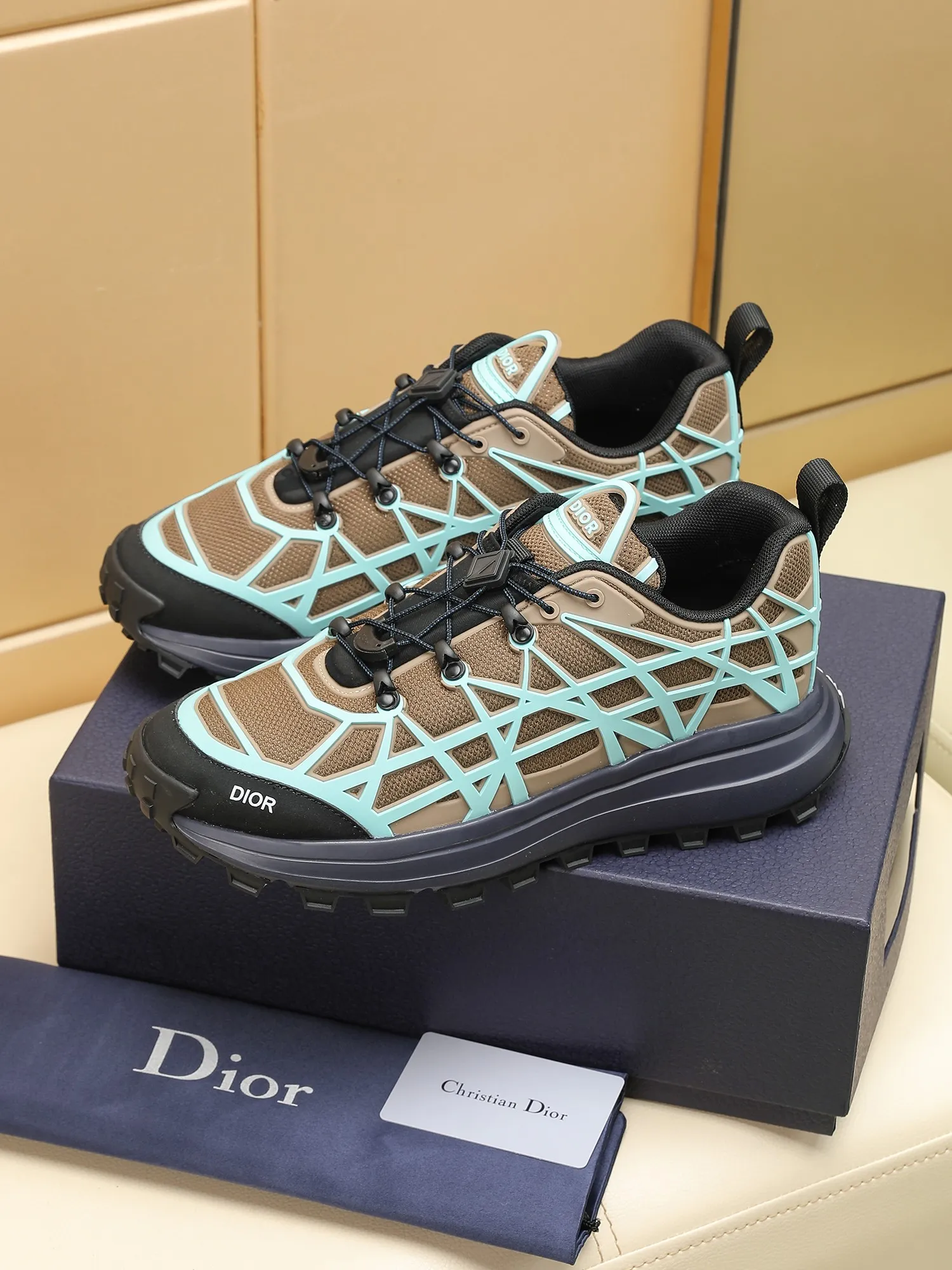 Men's Men's Shoes 💰520 [New Style] 🏍️🏍️Dior-B31 RUNNER sneakers highlight the fashionable silhouette, decorated with curved cannage pattern, reinterpreting classic patterns in a structural style, enriching Dior's 2023 summer men's wear series. Meticulously crafted using the advanced craftsmanship of hiking shoes, it blends outdoor culture with Dior heritage. Code number 38-45, multiple colors available, 38-44 (45 can be customized